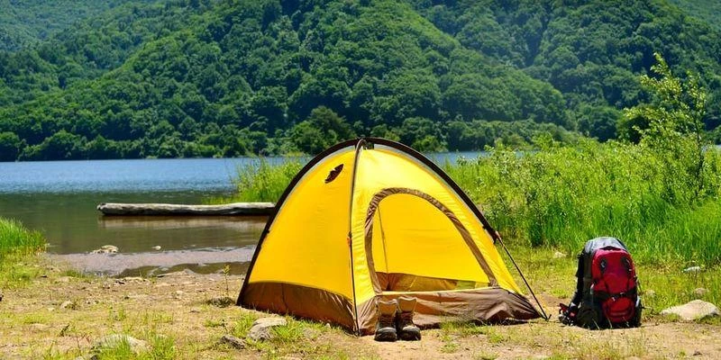 rozłożony namiot nad jeziorem